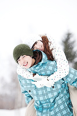 포토 JPG 주간 해외기획촬영 커플 계절 여자 남자 여행 포즈 겨울 2010년일본 모션 자연 스키장 웃음 사람 동양인 상반신 20대 성인 야외 두명 앞모습 설원 한국인 눈 겨울여행 즐거움 스키복 업기 눈내림 청년만 성인만 국내포토 자연요소 옷 감정 뷰포인트 관계 날씨 스키 눈_날씨 표정 인종 청년 생태계 파일형식