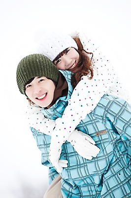 포토 JPG 주간 해외기획촬영 커플 계절 여자 남자 여행 포즈 겨울 2010년일본 모션 자연 스키장 웃음 사람 동양인 상반신 20대 성인 야외 두명 앞모습 설원 한국인 눈 겨울여행 즐거움 스키복 업기 눈내림 청년만 성인만 국내포토 자연요소 옷 감정 뷰포인트 관계 날씨 스키 눈_날씨 표정 인종 청년 생태계 파일형식