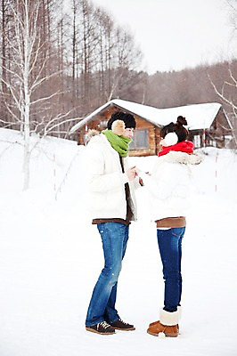 포토 JPG 주간 전신 나무 해외기획촬영 커플 계절 여자 남자 여행 겨울 2010년일본 자연 주택 사람 동양인 20대 성인 야외 두명 옆모습 마주보기 손잡기 일본 한국인 추위 눈 통나무집 겨울여행 귀마개 청년만 성인만 국내포토 자연요소 식물 잡화 아시아 뷰포인트 관계 모션 날씨 인종 청년 건물 생태계 파일형식