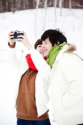 포토 JPG 주간 나무 해외기획촬영 커플 계절 여자 남자 여행 겨울 2010년일본 자연 눈사람 사람 동양인 상반신 20대 성인 야외 두명 옆모습 일본 사진촬영 기댐 한국인 추위 눈 셀프카메라 겨울여행 청년만 성인만 국내포토 자연요소 식물 아시아 뷰포인트 관계 모션 날씨 인종 청년 촬영 생태계 파일형식