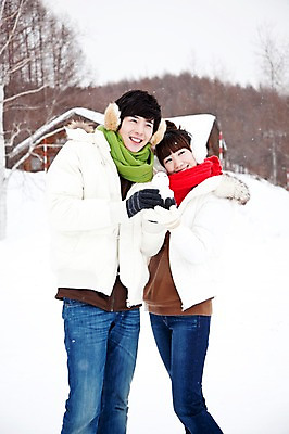 포토 JPG 주간 나무 해외기획촬영 커플 계절 여자 남자 여행 겨울 2010년일본 자연 눈사람 휴식 사람 동양인 상반신 20대 성인 야외 두명 앞모습 일본 기댐 한국인 추위 눈 겨울여행 귀마개 눈내림 청년만 성인만 국내포토 자연요소 식물 잡화 아시아 뷰포인트 컨셉 관계 모션 날씨 눈_날씨 인종 청년 생태계 파일형식
