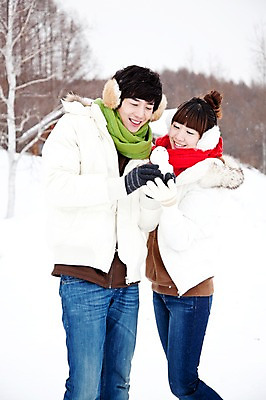 포토 JPG 주간 나무 해외기획촬영 커플 계절 여자 남자 여행 겨울 2010년일본 자연 눈사람 휴식 사람 동양인 상반신 20대 성인 야외 두명 앞모습 일본 한국인 추위 눈 겨울여행 귀마개 눈내림 청년만 성인만 국내포토 자연요소 식물 잡화 아시아 뷰포인트 컨셉 관계 날씨 눈_날씨 인종 청년 생태계 파일형식