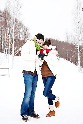 포토 JPG 주간 전신 나무 해외기획촬영 커플 계절 여자 남자 여행 겨울 2010년일본 자연 눈사람 휴식 사람 동양인 20대 성인 야외 두명 앞모습 일본 기댐 한국인 추위 눈 겨울여행 귀마개 눈내림 청년만 성인만 국내포토 자연요소 식물 잡화 아시아 뷰포인트 컨셉 관계 모션 날씨 눈_날씨 인종 청년 생태계 파일형식