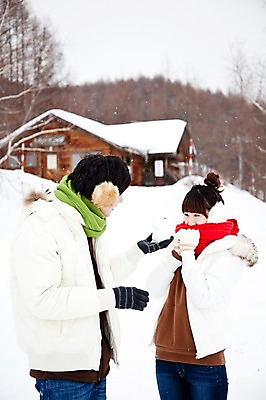 포토 JPG 주간 나무 해외기획촬영 커플 계절 여자 남자 여행 겨울 2010년일본 자연 눈사람 휴식 주택 사람 동양인 상반신 20대 성인 야외 두명 마주보기 일본 한국인 추위 눈 통나무집 겨울여행 귀마개 눈내림 청년만 성인만 국내포토 자연요소 식물 잡화 아시아 컨셉 관계 모션 날씨 눈_날씨 인종 청년 건물 생태계 파일형식