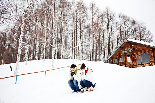 포토 JPG 주간 전신 나무 해외기획촬영 커플 계절 여자 남자 로우앵글 여행 겨울 2010년일본 자연 휴식 주택 웃음 사람 앉기 동양인 20대 성인 야외 두명 옆모습 일본 한국인 추위 눈 통나무집 겨울여행 언덕 귀마개 즐거움 청년만 성인만 국내포토 자연요소 식물 잡화 감정 아시아 뷰포인트 컨셉 관계 모션 날씨 표정 인종 청년 건물 생태계 파일형식