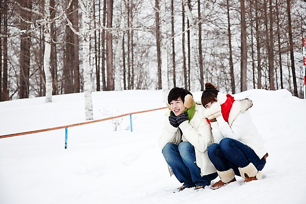 포토 JPG 주간 전신 나무 해외기획촬영 커플 계절 여자 남자 로우앵글 여행 겨울 2010년일본 자연 휴식 웃음 사람 앉기 동양인 20대 성인 야외 두명 옆모습 일본 한국인 추위 눈 겨울여행 언덕 귀마개 즐거움 청년만 성인만 국내포토 자연요소 식물 잡화 감정 아시아 뷰포인트 컨셉 관계 모션 날씨 표정 인종 청년 생태계 파일형식