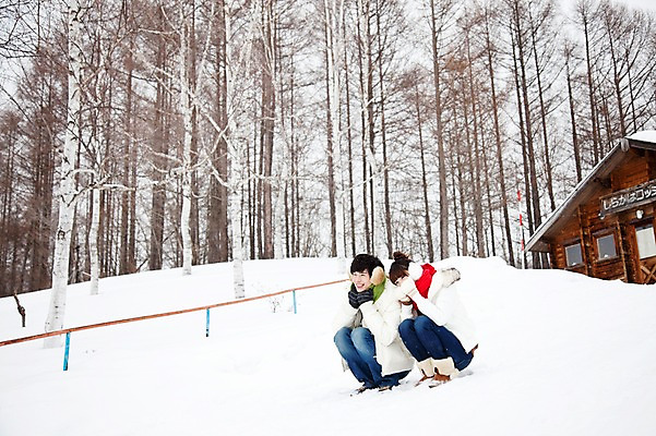 포토 JPG 주간 전신 나무 해외기획촬영 커플 계절 여자 남자 로우앵글 여행 겨울 2010년일본 자연 휴식 주택 웃음 사람 앉기 동양인 20대 성인 야외 두명 옆모습 일본 한국인 추위 눈 통나무집 겨울여행 언덕 귀마개 즐거움 청년만 성인만 국내포토 자연요소 식물 잡화 감정 아시아 뷰포인트 컨셉 관계 모션 날씨 표정 인종 청년 건물 생태계 파일형식