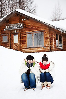 포토 JPG 주간 전신 해외기획촬영 커플 계절 여자 남자 여행 겨울 2010년일본 자연 휴식 주택 웃음 사람 앉기 동양인 20대 성인 야외 두명 앞모습 일본 한국인 추위 눈 통나무집 겨울여행 귀마개 즐거움 청년만 성인만 국내포토 자연요소 잡화 감정 아시아 뷰포인트 컨셉 관계 모션 날씨 표정 인종 청년 건물 생태계 파일형식