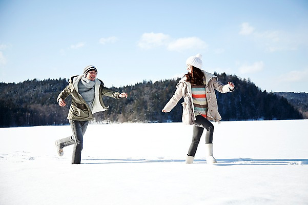 포토 JPG 주간 전신 나무 해외기획촬영 커플 계절 여자 남자 행복 여유 여행 포즈 겨울 장난 2010년일본 모션 자연 휴식 산 웃음 사람 동양인 20대 성인 야외 두명 옆모습 달리기 설원 손잡기 한국인 눈 겨울여행 즐거움 청년만 성인만 국내포토 자연요소 식물 감정 뷰포인트 컨셉 관계 날씨 눈_날씨 표정 인종 청년 생태계 파일형식