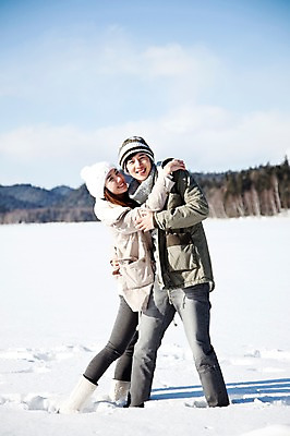 포토 JPG 주간 전신 나무 해외기획촬영 커플 계절 여자 남자 행복 여유 여행 겨울 2010년일본 안기 포옹 자연 휴식 산 매달리기 웃음 사람 동양인 20대 성인 야외 두명 설원 한국인 눈 겨울여행 즐거움 청년만 성인만 국내포토 자연요소 식물 감정 컨셉 관계 모션 날씨 눈_날씨 표정 인종 청년 생태계 파일형식