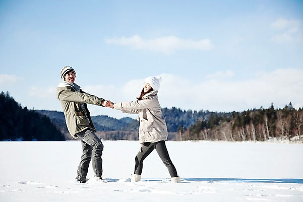 포토 JPG 주간 전신 나무 해외기획촬영 커플 계절 여자 남자 행복 여유 여행 겨울 장난 2010년일본 자연 휴식 산 웃음 사람 동양인 20대 성인 야외 두명 옆모습 마주보기 설원 손잡기 한국인 눈 겨울여행 즐거움 청년만 성인만 국내포토 자연요소 식물 감정 뷰포인트 컨셉 관계 모션 날씨 눈_날씨 표정 인종 청년 생태계 파일형식