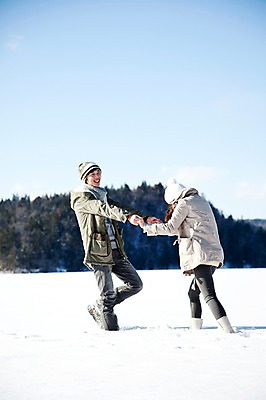 포토 JPG 주간 전신 나무 해외기획촬영 커플 계절 여자 남자 행복 여유 여행 겨울 장난 2010년일본 자연 휴식 산 웃음 사람 동양인 20대 성인 야외 두명 마주보기 설원 손잡기 한국인 눈 겨울여행 즐거움 청년만 성인만 국내포토 자연요소 식물 감정 컨셉 관계 모션 날씨 눈_날씨 표정 인종 청년 생태계 파일형식