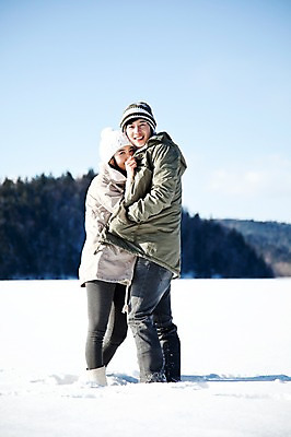 포토 JPG 주간 전신 나무 해외기획촬영 커플 계절 여자 남자 행복 여유 여행 겨울 2010년일본 안기 포옹 자연 휴식 산 서기 웃음 사람 동양인 20대 성인 야외 두명 옆모습 설원 한국인 눈 겨울여행 즐거움 청년만 성인만 국내포토 자연요소 식물 감정 뷰포인트 컨셉 관계 모션 날씨 눈_날씨 표정 인종 청년 생태계 파일형식