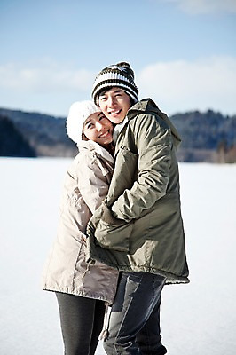 포토 JPG 주간 나무 해외기획촬영 커플 계절 여자 남자 행복 여유 여행 겨울 2010년일본 안기 포옹 자연 휴식 산 서기 웃음 사람 동양인 상반신 20대 성인 야외 두명 옆모습 설원 한국인 눈 겨울여행 즐거움 청년만 성인만 국내포토 자연요소 식물 감정 뷰포인트 컨셉 관계 모션 날씨 눈_날씨 표정 인종 청년 생태계 파일형식