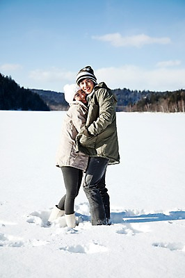 포토 JPG 주간 전신 나무 해외기획촬영 커플 계절 여자 남자 행복 여유 여행 겨울 2010년일본 안기 포옹 자연 휴식 산 서기 웃음 사람 동양인 20대 성인 야외 두명 옆모습 설원 한국인 눈 겨울여행 즐거움 청년만 성인만 국내포토 자연요소 식물 감정 뷰포인트 컨셉 관계 모션 날씨 눈_날씨 표정 인종 청년 생태계 파일형식