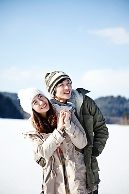 포토 JPG 주간 나무 해외기획촬영 커플 계절 여자 남자 행복 여유 여행 포즈 겨울 2010년일본 모션 자연 휴식 산 서기 웃음 사람 동양인 상반신 20대 성인 야외 두명 설원 한국인 눈 겨울여행 즐거움 청년만 성인만 국내포토 자연요소 식물 감정 컨셉 관계 날씨 눈_날씨 표정 인종 청년 생태계 파일형식