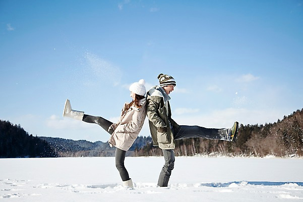 포토 JPG 주간 전신 나무 해외기획촬영 커플 계절 여자 남자 행복 여유 여행 포즈 겨울 2010년일본 모션 자연 휴식 산 웃음 사람 동양인 20대 성인 야외 두명 옆모습 설원 기댐 한국인 등돌리기 눈 킥 겨울여행 즐거움 청년만 성인만 돌아서기 국내포토 자연요소 식물 감정 뷰포인트 컨셉 관계 날씨 눈_날씨 표정 인종 청년 생태계 파일형식