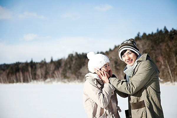 포토 JPG 주간 나무 해외기획촬영 커플 계절 여자 남자 행복 여유 여행 겨울 2010년일본 자연 휴식 산 웃음 사람 동양인 상반신 20대 성인 야외 두명 옆모습 설원 한국인 추위 눈 겨울여행 즐거움 감싸기 청년만 성인만 국내포토 자연요소 식물 감정 뷰포인트 컨셉 관계 모션 날씨 눈_날씨 표정 인종 청년 생태계 파일형식