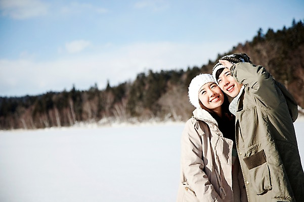 포토 JPG 주간 나무 해외기획촬영 커플 계절 여자 남자 행복 여유 여행 겨울 2010년일본 자연 휴식 산 웃음 사람 동양인 상반신 20대 성인 야외 두명 설원 기댐 한국인 눈 겨울여행 즐거움 눈부심 청년만 성인만 국내포토 자연요소 식물 감정 컨셉 관계 모션 날씨 눈_날씨 표정 인종 청년 생태계 파일형식