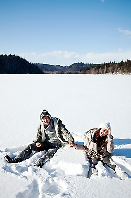 포토 JPG 주간 전신 나무 해외기획촬영 커플 계절 여자 남자 행복 여유 여행 겨울 2010년일본 자연 휴식 산 웃음 사람 앉기 동양인 20대 성인 야외 두명 하이앵글 설원 손잡기 한국인 눈 겨울여행 즐거움 청년만 성인만 국내포토 자연요소 식물 감정 뷰포인트 컨셉 관계 모션 날씨 눈_날씨 표정 인종 청년 생태계 파일형식