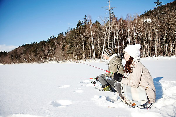 포토 JPG 주간 전신 나무 해외기획촬영 커플 계절 여자 남자 행복 호수 여유 여행 겨울 2010년일본 자연 낚시 휴식 산 웃음 사람 앉기 동양인 20대 성인 야외 두명 옆모습 설원 한국인 눈 겨울여행 즐거움 얼음낚시 청년만 성인만 국내포토 자연요소 식물 감정 뷰포인트 컨셉 관계 모션 레저 날씨 눈_날씨 표정 인종 청년 생태계 파일형식