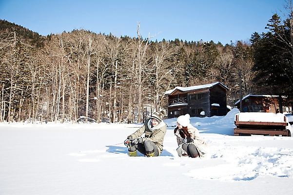 포토 JPG 주간 전신 나무 해외기획촬영 커플 계절 여자 남자 행복 호수 여유 여행 겨울 2010년일본 자연 낚시 휴식 산 주택 웃음 사람 앉기 동양인 20대 성인 야외 두명 설원 한국인 눈 겨울여행 즐거움 얼음낚시 청년만 성인만 국내포토 자연요소 식물 감정 컨셉 관계 모션 레저 날씨 눈_날씨 표정 인종 청년 건물 생태계 파일형식