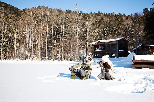 포토 JPG 주간 전신 나무 해외기획촬영 커플 계절 여자 남자 행복 호수 여유 여행 겨울 2010년일본 자연 낚시 휴식 산 주택 웃음 사람 앉기 동양인 20대 성인 야외 두명 설원 한국인 눈 가리킴 겨울여행 즐거움 얼음낚시 청년만 성인만 국내포토 자연요소 식물 감정 컨셉 관계 모션 레저 날씨 눈_날씨 표정 인종 손짓 청년 건물 생태계 파일형식