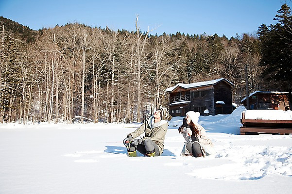포토 JPG 주간 전신 나무 해외기획촬영 커플 계절 여자 남자 행복 호수 여유 여행 겨울 2010년일본 자연 낚시 휴식 산 주택 웃음 사람 앉기 동양인 20대 성인 야외 두명 설원 한국인 올려보기 눈 겨울여행 즐거움 얼음낚시 청년만 성인만 국내포토 자연요소 식물 감정 컨셉 관계 모션 레저 날씨 눈_날씨 표정 인종 청년 건물 생태계 파일형식