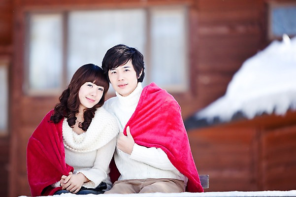 포토 JPG 주간 해외기획촬영 라이프스타일 커플 계절 여자 남자 행복 여유 여행 겨울 2010년일본 자연 휴식 미소 웃음 사람 앉기 동양인 상반신 20대 성인 야외 두명 다정 한국인 발코니 눈 담요 겨울여행 청년만 성인만 국내포토 자연요소 감정 컨셉 관계 모션 날씨 표정 인종 청년 생활 생태계 파일형식