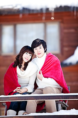포토 JPG 주간 전신 해외기획촬영 라이프스타일 커플 계절 여자 남자 행복 여유 여행 겨울 2010년일본 자연 휴식 미소 웃음 사람 앉기 동양인 20대 성인 야외 두명 다정 한국인 발코니 눈 담요 겨울여행 청년만 성인만 국내포토 자연요소 감정 컨셉 관계 모션 날씨 표정 인종 청년 생활 생태계 파일형식
