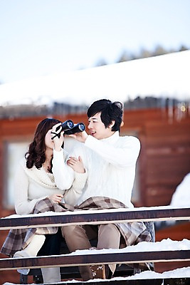 포토 JPG 주간 전신 나무 해외기획촬영 라이프스타일 커플 응시 계절 여자 남자 행복 여유 여행 겨울 가로등 2010년일본 자연 휴식 미소 웃음 사람 앉기 동양인 20대 성인 야외 두명 기댐 다정 망원경 한국인 발코니 눈 담요 겨울여행 고드름 보여주기 청년만 성인만 국내포토 자연요소 식물 시선 공공시설 감정 컨셉 관계 모션 날씨 표정 인종 청년 생활 얼음 생태계 파일형식