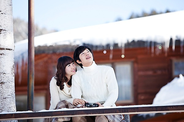 포토 JPG 주간 전신 나무 해외기획촬영 라이프스타일 커플 계절 여자 남자 행복 여유 여행 겨울 2010년일본 자연 휴식 미소 웃음 사람 앉기 동양인 20대 성인 야외 두명 다정 한국인 올려보기 발코니 눈 담요 겨울여행 고드름 청년만 성인만 국내포토 자연요소 식물 감정 컨셉 관계 모션 날씨 표정 인종 청년 생활 얼음 생태계 파일형식