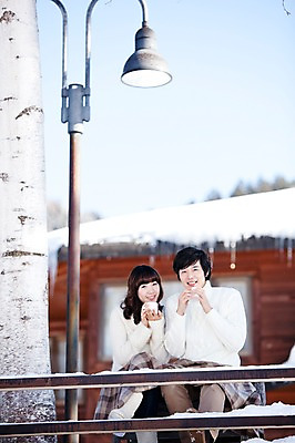 포토 JPG 주간 전신 나무 해외기획촬영 라이프스타일 커플 계절 여자 남자 행복 여유 여행 겨울 가로등 2010년일본 자연 티타임 휴식 미소 웃음 사람 앉기 동양인 20대 성인 야외 두명 다정 한국인 마시기 발코니 눈 차 담요 겨울여행 고드름 청년만 성인만 국내포토 자연요소 식물 공공시설 감정 음료 컨셉 관계 모션 날씨 표정 인종 청년 생활 얼음 생태계 파일형식