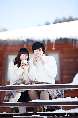 포토 JPG 주간 전신 해외기획촬영 라이프스타일 커플 계절 여자 남자 행복 여유 여행 겨울 2010년일본 자연 티타임 휴식 미소 웃음 사람 앉기 동양인 20대 성인 야외 두명 다정 한국인 마시기 발코니 눈 차 담요 겨울여행 고드름 청년만 성인만 국내포토 자연요소 감정 음료 컨셉 관계 모션 날씨 표정 인종 청년 생활 얼음 생태계 파일형식