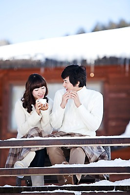 포토 JPG 주간 전신 해외기획촬영 라이프스타일 커플 계절 여자 남자 행복 여유 여행 겨울 2010년일본 자연 티타임 휴식 미소 웃음 사람 앉기 동양인 20대 성인 야외 두명 마주보기 다정 한국인 마시기 발코니 눈 차 담요 겨울여행 고드름 청년만 성인만 국내포토 자연요소 감정 음료 컨셉 관계 모션 날씨 표정 인종 청년 생활 얼음 생태계 파일형식