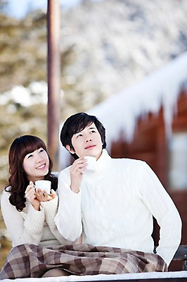 포토 JPG 주간 해외기획촬영 라이프스타일 커플 계절 여자 남자 행복 여유 여행 겨울 2010년일본 자연 티타임 휴식 미소 웃음 사람 앉기 동양인 상반신 20대 성인 야외 두명 다정 한국인 올려보기 마시기 눈 차 담요 겨울여행 고드름 청년만 성인만 국내포토 자연요소 감정 음료 컨셉 관계 모션 날씨 표정 인종 청년 생활 얼음 생태계 파일형식