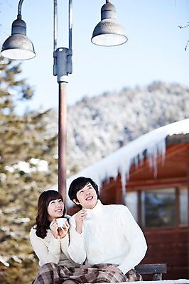 포토 JPG 주간 해외기획촬영 라이프스타일 커플 계절 여자 남자 행복 여유 여행 겨울 가로등 2010년일본 자연 티타임 휴식 미소 웃음 사람 앉기 동양인 상반신 20대 성인 야외 두명 다정 한국인 올려보기 마시기 눈 차 담요 겨울여행 고드름 청년만 성인만 국내포토 자연요소 공공시설 감정 음료 컨셉 관계 모션 날씨 표정 인종 청년 생활 얼음 생태계 파일형식