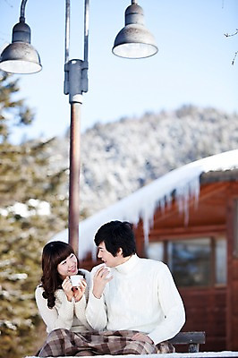 포토 JPG 주간 해외기획촬영 라이프스타일 커플 계절 여자 남자 행복 여유 여행 겨울 가로등 2010년일본 자연 티타임 휴식 미소 웃음 사람 앉기 동양인 상반신 20대 성인 야외 두명 마주보기 다정 한국인 마시기 눈 차 담요 겨울여행 고드름 청년만 성인만 국내포토 자연요소 공공시설 감정 음료 컨셉 관계 모션 날씨 표정 인종 청년 생활 얼음 생태계 파일형식