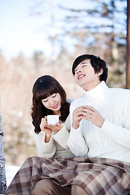 포토 JPG 주간 해외기획촬영 라이프스타일 커플 계절 여자 남자 행복 여유 여행 겨울 2010년일본 자연 티타임 휴식 미소 웃음 사람 앉기 동양인 상반신 20대 성인 야외 두명 다정 한국인 마시기 차 담요 겨울여행 청년만 성인만 국내포토 자연요소 감정 음료 컨셉 관계 모션 표정 인종 청년 생활 생태계 파일형식
