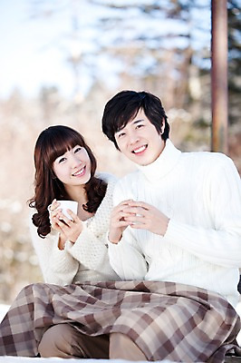 포토 JPG 주간 해외기획촬영 라이프스타일 커플 계절 여자 남자 행복 여유 여행 겨울 2010년일본 자연 티타임 휴식 미소 웃음 사람 앉기 동양인 상반신 20대 성인 야외 두명 다정 한국인 마시기 차 담요 겨울여행 청년만 성인만 국내포토 자연요소 감정 음료 컨셉 관계 모션 표정 인종 청년 생활 생태계 파일형식