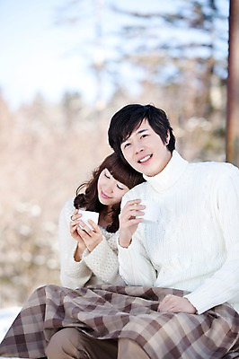 포토 JPG 주간 해외기획촬영 라이프스타일 커플 계절 여자 남자 행복 여유 여행 겨울 2010년일본 자연 티타임 휴식 미소 웃음 사람 앉기 동양인 상반신 20대 성인 야외 두명 기댐 다정 한국인 마시기 차 담요 겨울여행 청년만 성인만 국내포토 자연요소 감정 음료 컨셉 관계 모션 표정 인종 청년 생활 생태계 파일형식