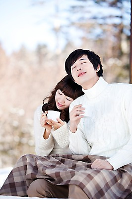 포토 JPG 주간 해외기획촬영 라이프스타일 커플 계절 여자 남자 행복 여유 여행 겨울 2010년일본 자연 티타임 휴식 미소 웃음 사람 앉기 동양인 상반신 20대 성인 야외 두명 눈감음 기댐 다정 한국인 마시기 차 담요 겨울여행 청년만 성인만 국내포토 자연요소 감정 음료 컨셉 관계 모션 표정 인종 청년 생활 생태계 파일형식