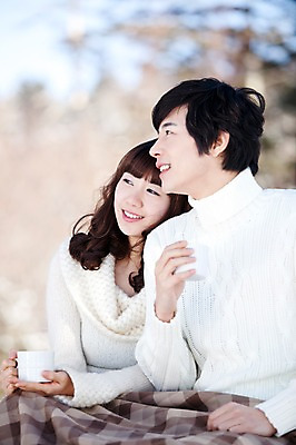 포토 JPG 주간 해외기획촬영 라이프스타일 커플 계절 여자 남자 행복 여유 여행 겨울 2010년일본 자연 티타임 휴식 미소 웃음 사람 앉기 동양인 상반신 20대 성인 야외 두명 기댐 다정 한국인 마시기 차 담요 겨울여행 청년만 성인만 국내포토 자연요소 감정 음료 컨셉 관계 모션 표정 인종 청년 생활 생태계 파일형식