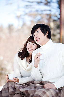 포토 JPG 주간 해외기획촬영 라이프스타일 커플 계절 여자 남자 행복 여유 여행 겨울 2010년일본 자연 티타임 휴식 미소 웃음 사람 앉기 동양인 상반신 20대 성인 야외 두명 기댐 다정 한국인 마시기 차 담요 겨울여행 청년만 성인만 국내포토 자연요소 감정 음료 컨셉 관계 모션 표정 인종 청년 생활 생태계 파일형식