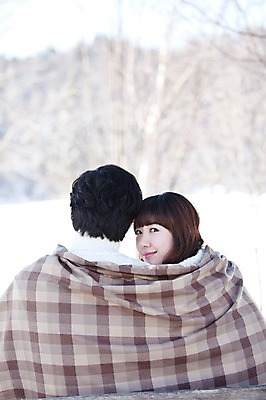 포토 JPG 주간 해외기획촬영 라이프스타일 커플 계절 여자 남자 행복 여행 겨울 2010년일본 자연 사람 동양인 상반신 20대 성인 야외 두명 옆모습 기댐 다정 한국인 뒤돌아보기 담요 겨울여행 청년만 성인만 국내포토 자연요소 감정 뷰포인트 컨셉 관계 모션 인종 청년 생활 생태계 파일형식