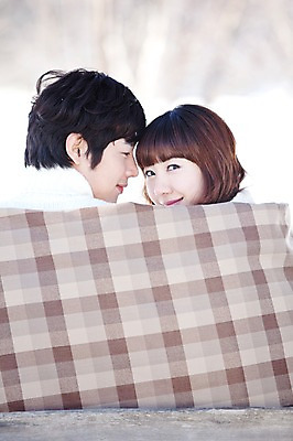 포토 JPG 주간 해외기획촬영 라이프스타일 커플 계절 여자 남자 행복 여행 겨울 2010년일본 자연 사람 동양인 상반신 20대 성인 야외 두명 옆모습 다정 한국인 뒤돌아보기 담요 겨울여행 이마맞대기 청년만 성인만 국내포토 자연요소 감정 뷰포인트 컨셉 관계 모션 인종 청년 생활 생태계 얼굴맞대기 파일형식