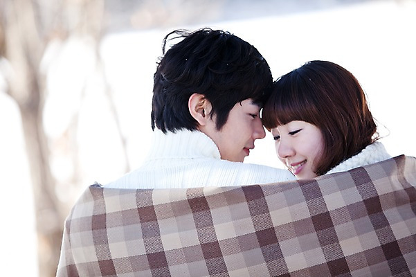 포토 JPG 주간 해외기획촬영 라이프스타일 커플 계절 여자 남자 행복 여행 겨울 2010년일본 자연 사람 동양인 상반신 20대 성인 야외 두명 옆모습 다정 한국인 담요 겨울여행 이마맞대기 청년만 성인만 국내포토 자연요소 감정 뷰포인트 컨셉 관계 인종 청년 생활 생태계 얼굴맞대기 파일형식