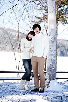 포토 JPG 주간 전신 나무 해외기획촬영 라이프스타일 커플 계절 공원 여자 남자 행복 여행 겨울 2010년일본 자연 서기 미소 웃음 사람 동양인 20대 성인 야외 두명 울타리 팔짱 기댐 다정 한국인 겨울여행 가로수 청년만 성인만 국내포토 자연요소 식물 공공시설 감정 컨셉 관계 모션 표정 인종 청년 생활 담장 생태계 파일형식