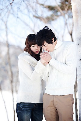 포토 JPG 주간 해외기획촬영 라이프스타일 커플 계절 여자 남자 여행 겨울 2010년일본 자연 사람 동양인 상반신 20대 성인 야외 두명 손잡기 다정 한국인 추위 겨울여행 손시려운 청년만 성인만 국내포토 자연요소 컨셉 관계 모션 인종 청년 생활 생태계 파일형식