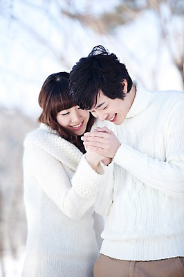 포토 JPG 주간 해외기획촬영 라이프스타일 커플 계절 여자 남자 행복 여행 겨울 2010년일본 자연 휴식 미소 웃음 사람 동양인 상반신 20대 성인 야외 두명 손잡기 다정 한국인 겨울여행 청년만 성인만 국내포토 자연요소 감정 컨셉 관계 모션 표정 인종 청년 생활 생태계 파일형식